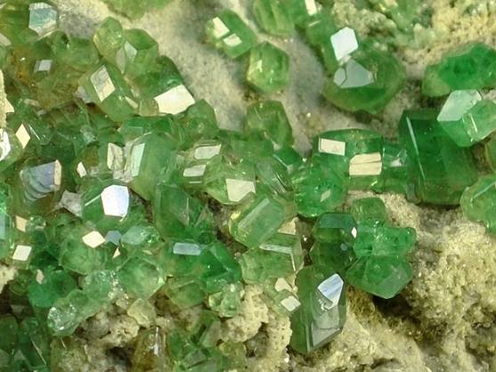 demantoid-andradite-zeleny-kamen