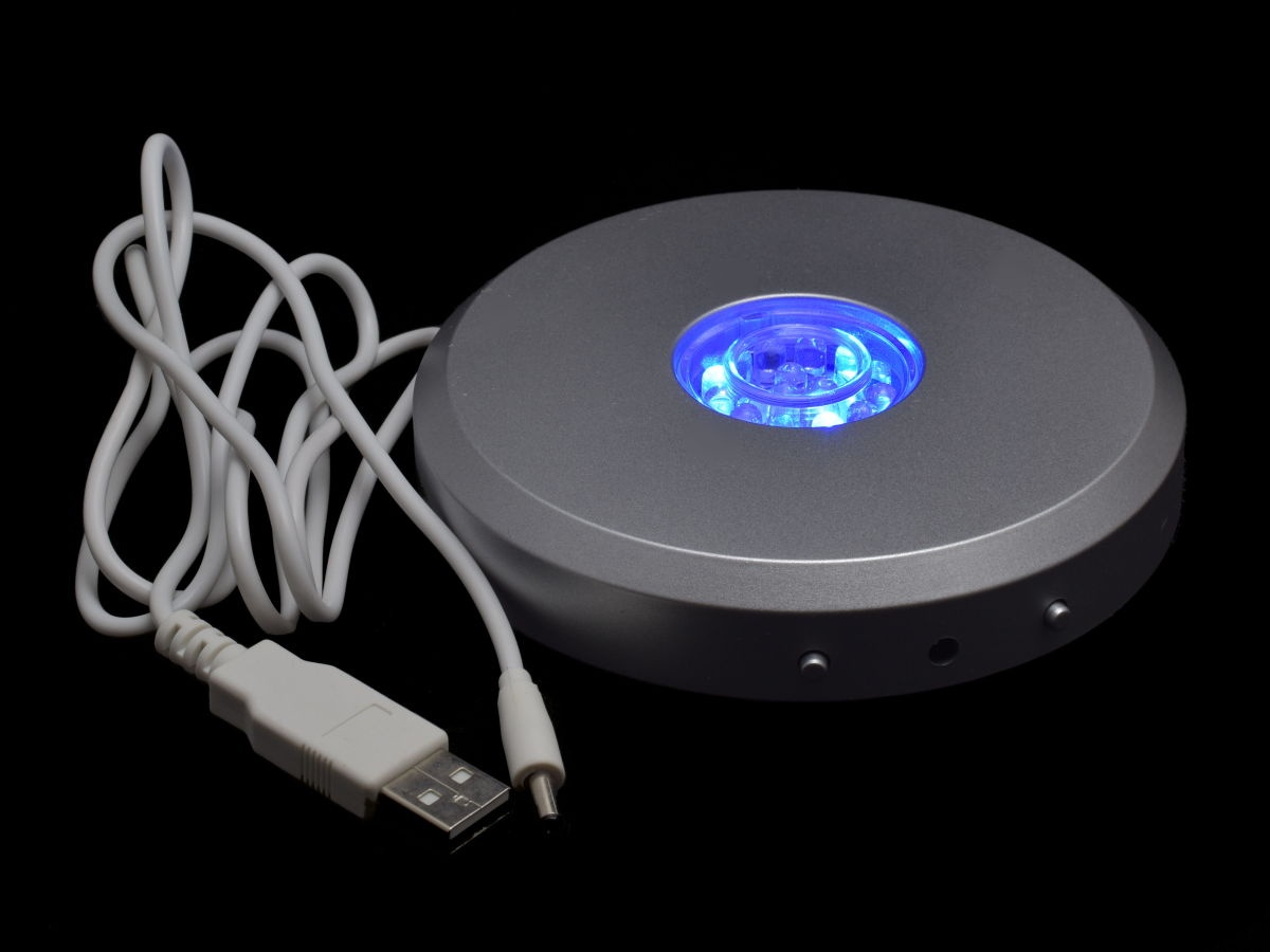 LED podstavec o průměru 12 cm s pěti programy, USB kabelem a napájením na baterie.