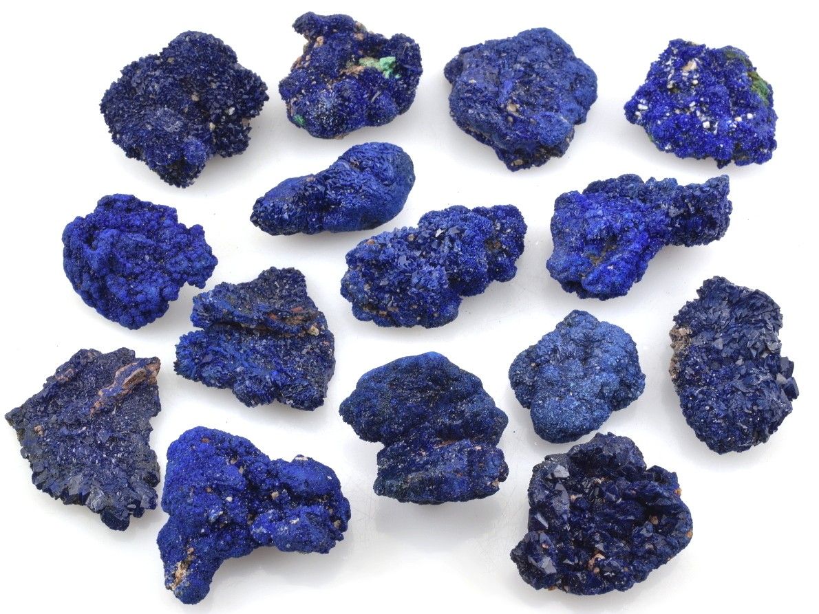 Lesklé modré krystaly azuritu z marocké lokality Bou Beker s typickou sytou barvou.