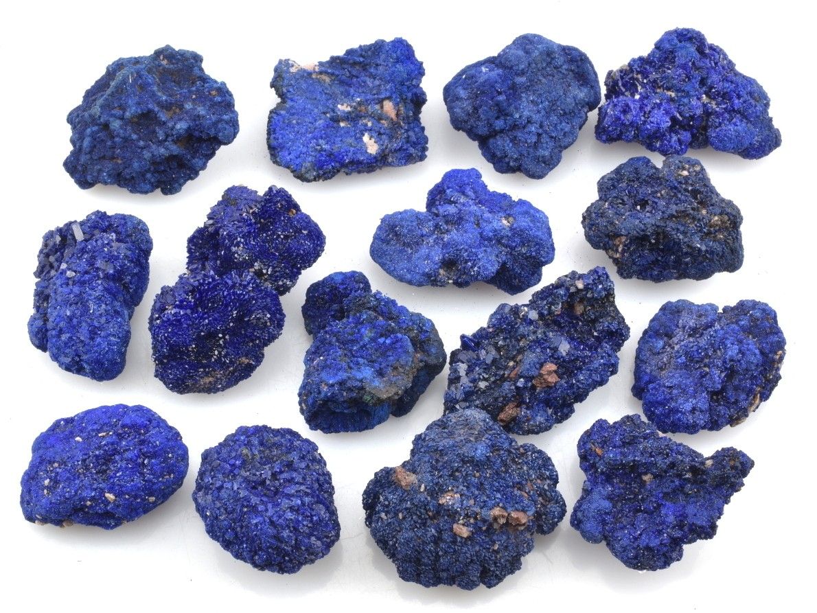 Sytě modrý azurit z Bou Beker, Maroko – drobné drúzy s krystalickým třpytem a hloubkou.