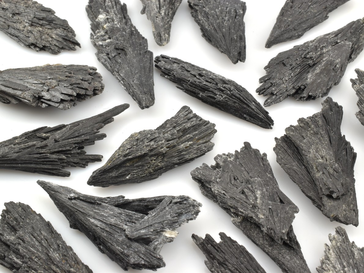 Detail černého kyanitu s tenkými krystaly a lesklým povrchem z Brazílie.