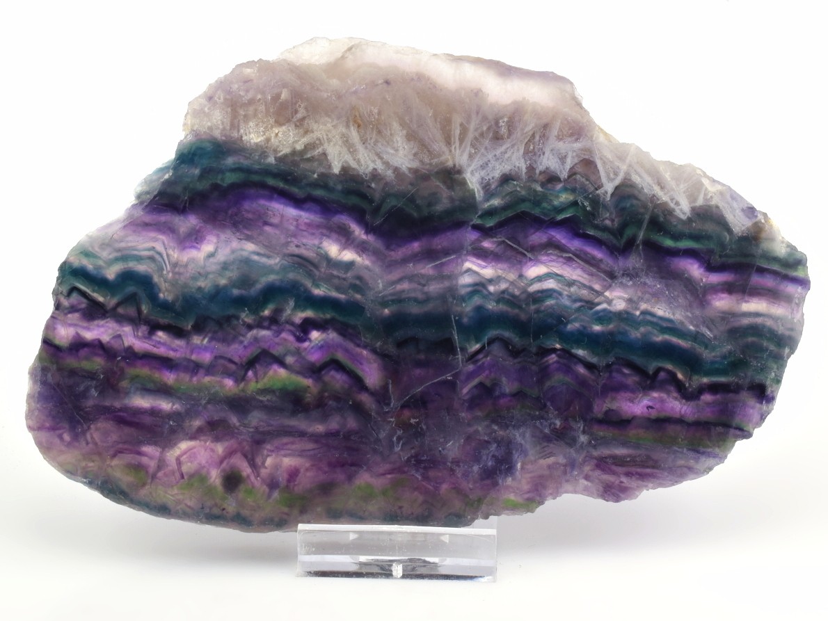 Fluoritová deska s přechody mezi fialovými a zelenými tóny.