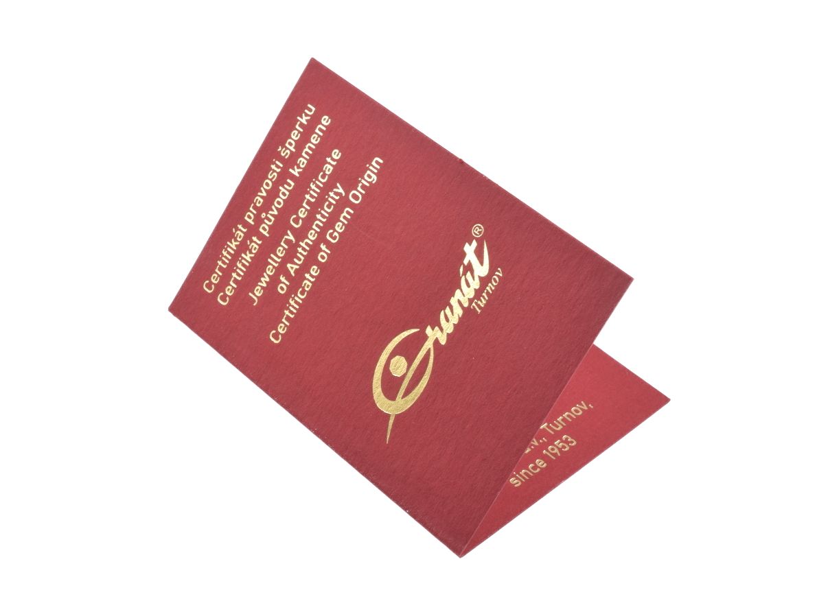 Červený certifikát Granát Turnov se zlatým písmem.