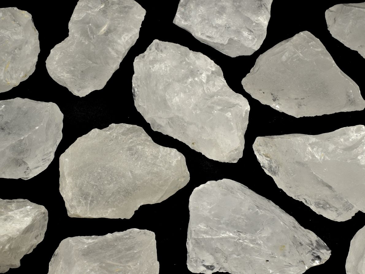 Surový přírodní krystal křišťálu z Madagaskaru, neopracovaný minerál se skelným leskem.