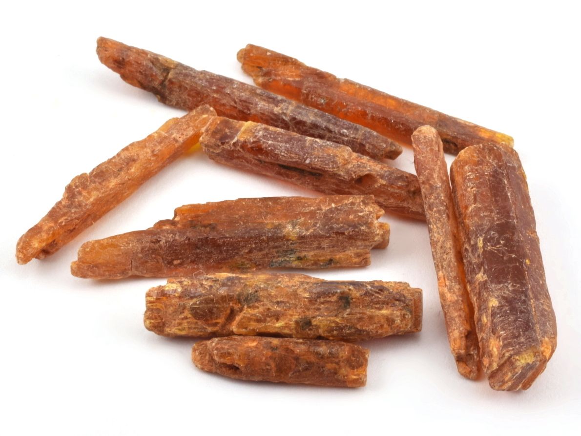 Přírodní oranžový kyanit - krystaly, balení 10 g.