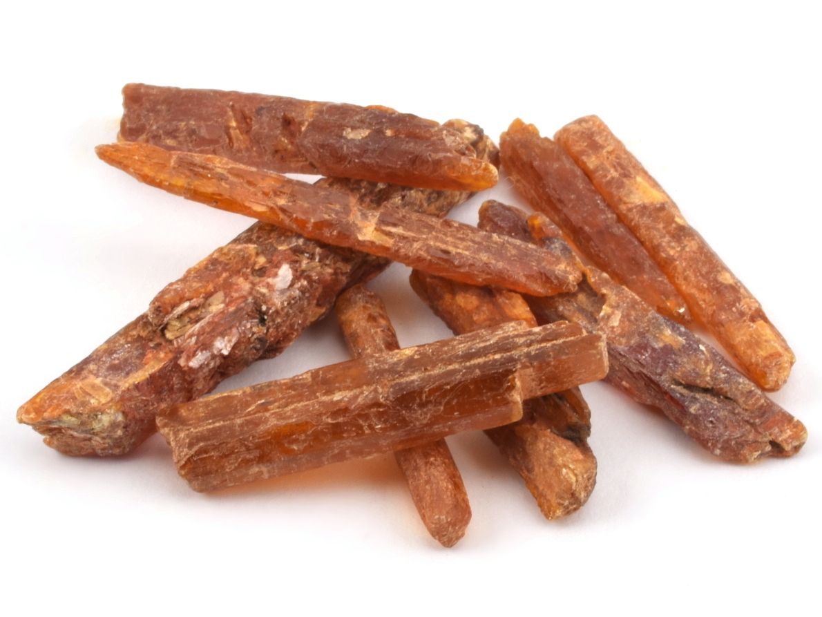 Oranžový kyanit, neopracované krystaly z Tanzánie.