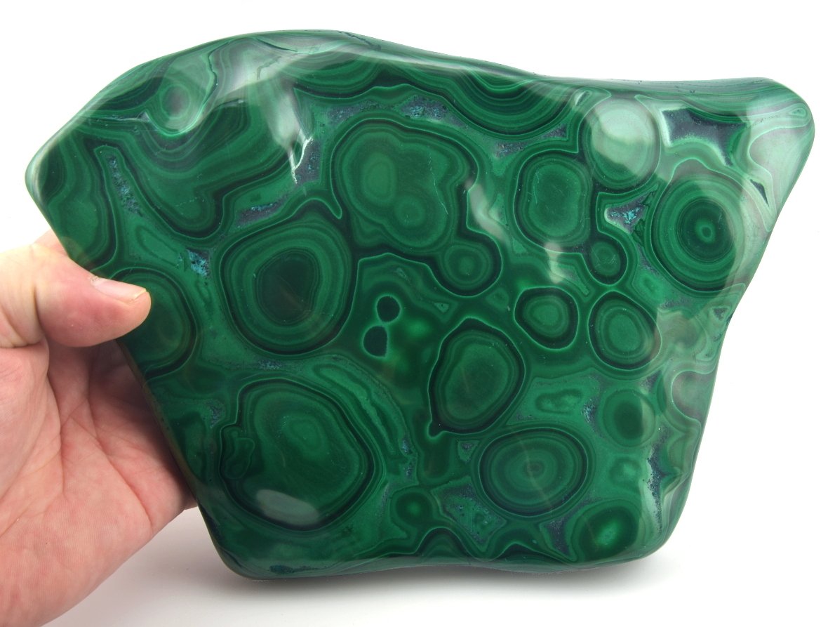 Masivní leštěný malachit freeform s detailními liniemi a typickou zelenou texturou.