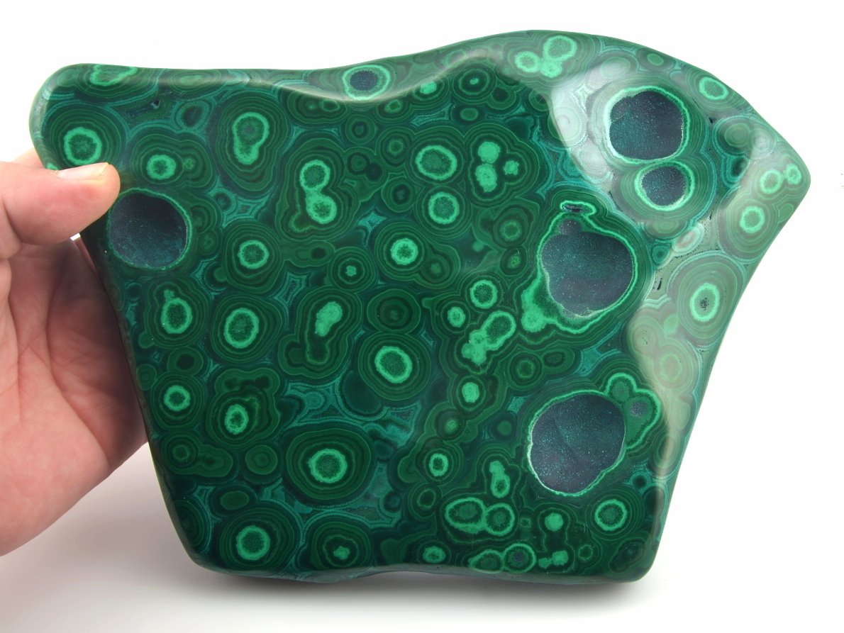 Leštěný malachit s výraznou kresbou v elegantním freeform tvaru.