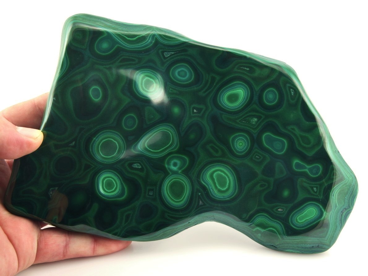 Leštěný malachit se silnou kresbou a atraktivními zelenými tóny.