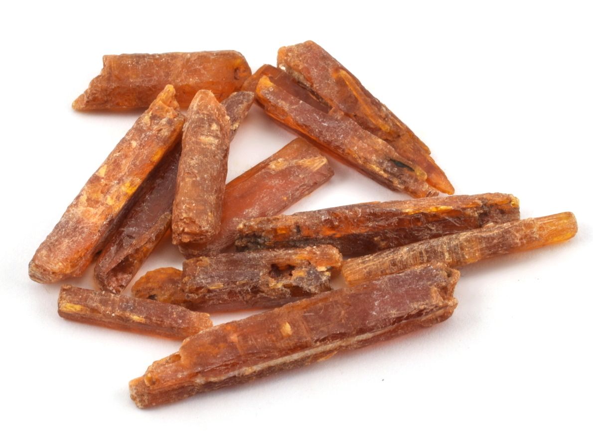 Neopracované krystaly oranžového kyanitu z Tanzánie, přírodní minerál v balení 10 g.