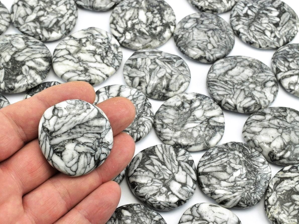 Přírodní hmatky z pinolitu s leštěným povrchem, rozměr cca 4 cm, Rakousko.