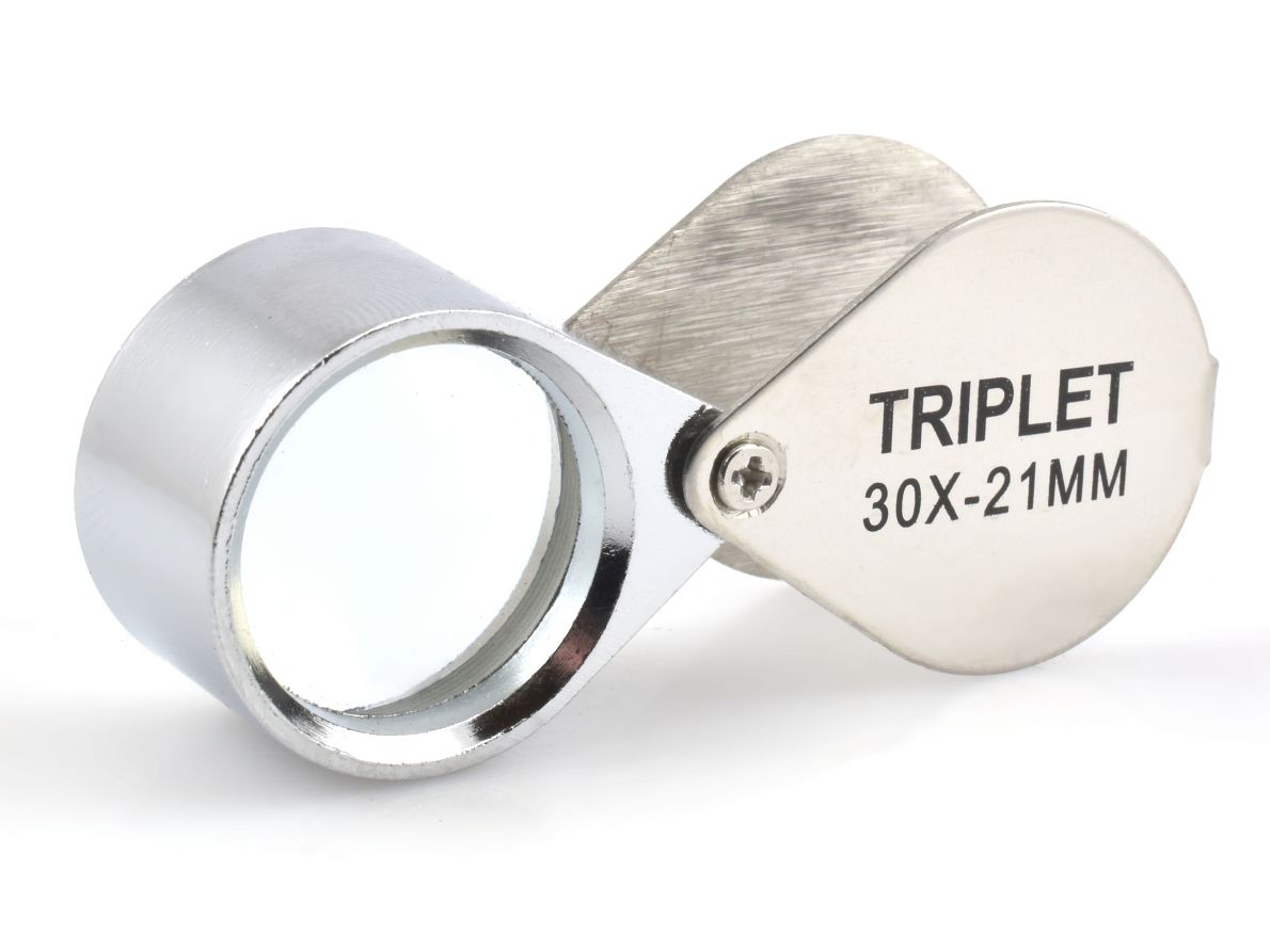 Skládací mineralogická lupa s kovovým tělem a čočkou 21 mm pro začínající sběratele minerálů.