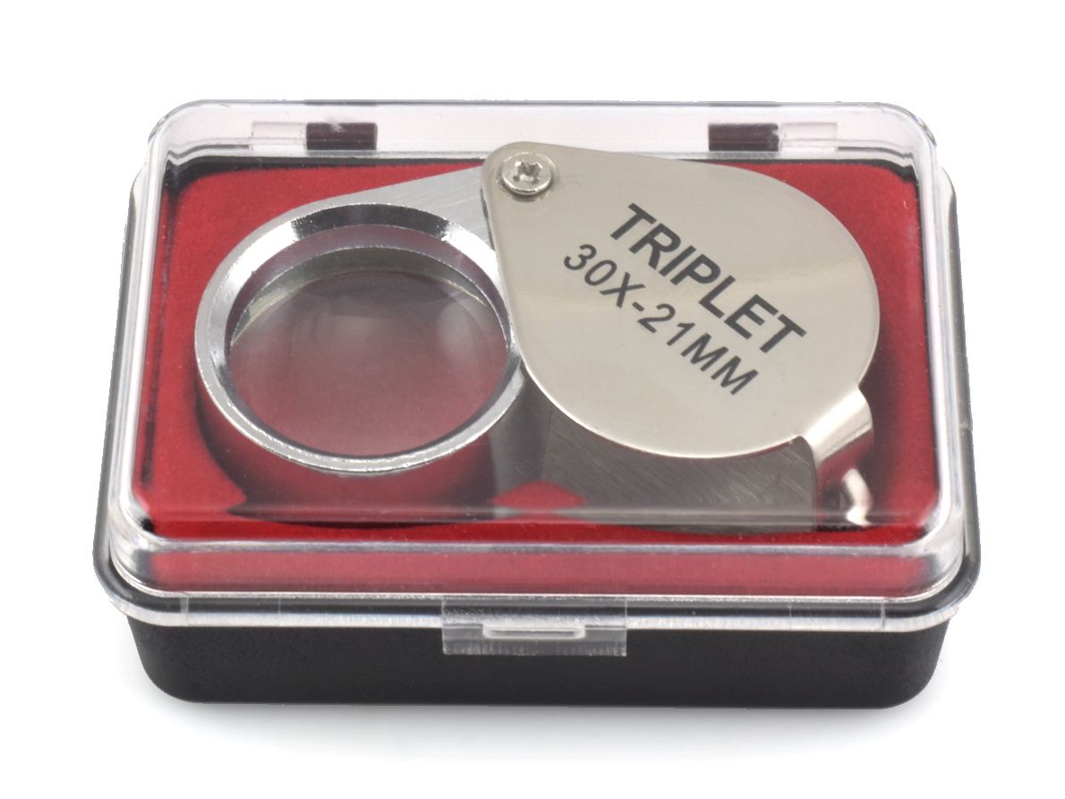 Mineralogická skládací lupa 10× s transportní krabičkou, ideální pro terénní zkoumání minerálů.