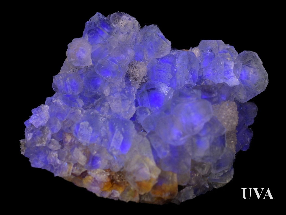 Modrofialově fluoreskující fluorit z dolu Xianghualing.