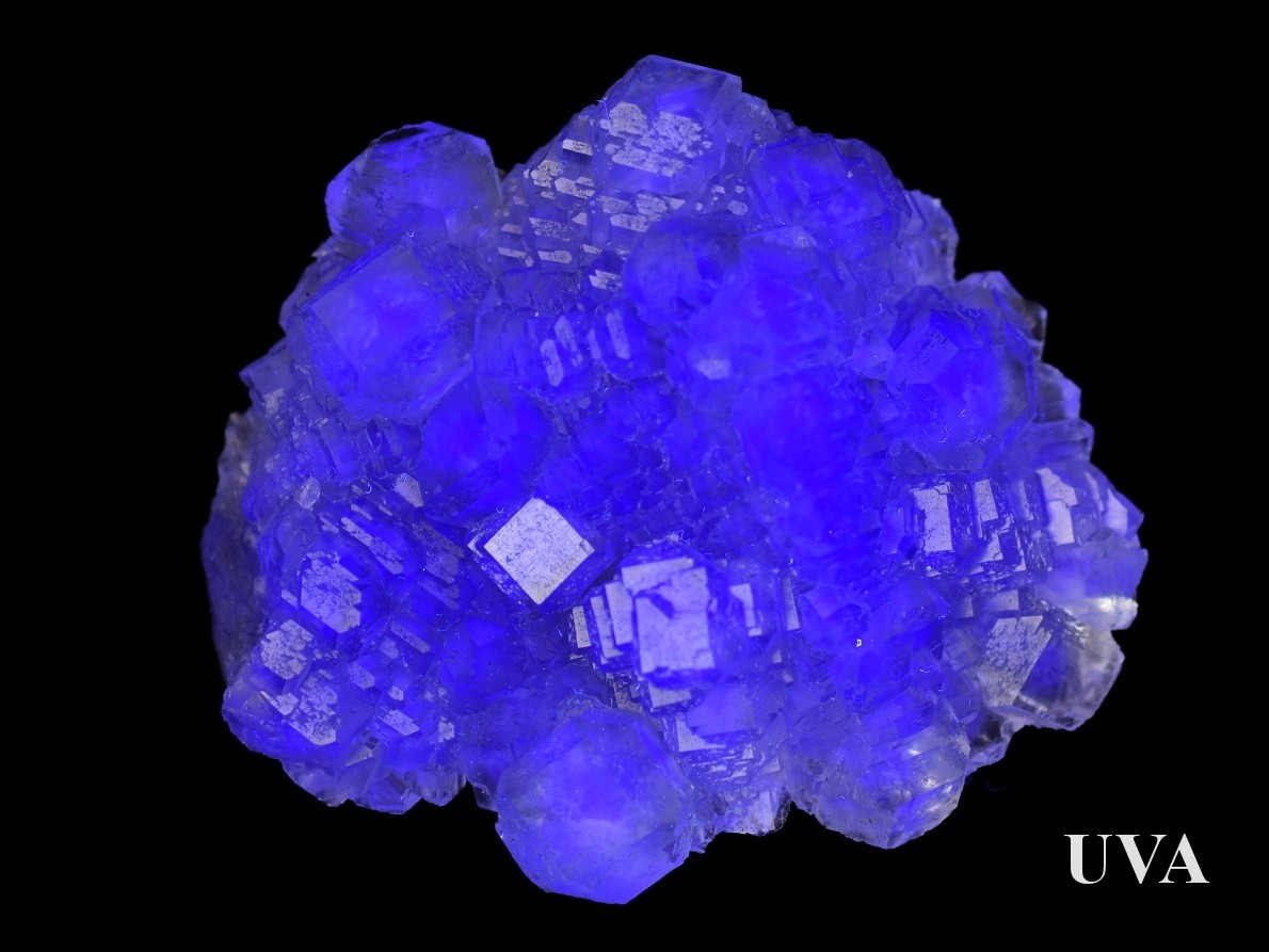 Fluorit z Číny vykazující silnou modrofialovou UV reakci.