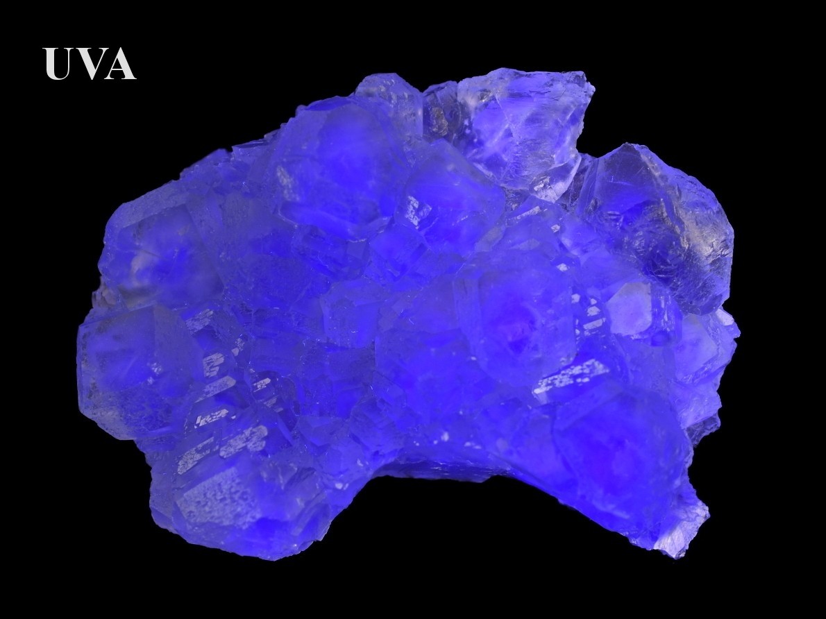 Sběratelský fluorit z Hunanu s atraktivní UV fluorescencí.