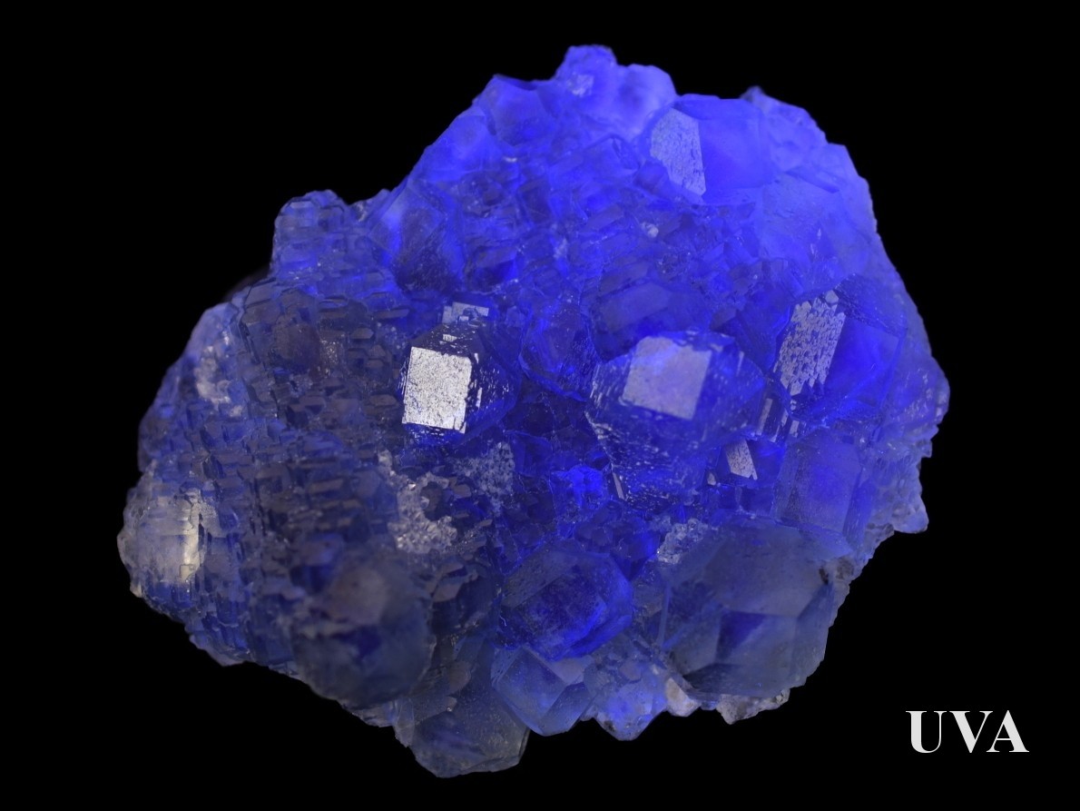 UV reaktivní fluorit Xianghualing s modrofialovou září.