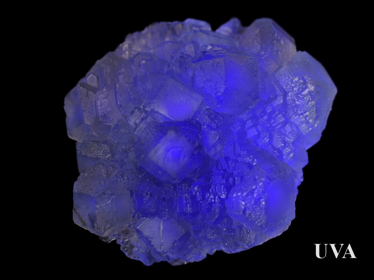 Čínský fluorit s čistou modrofialovou UV fluorescencí.