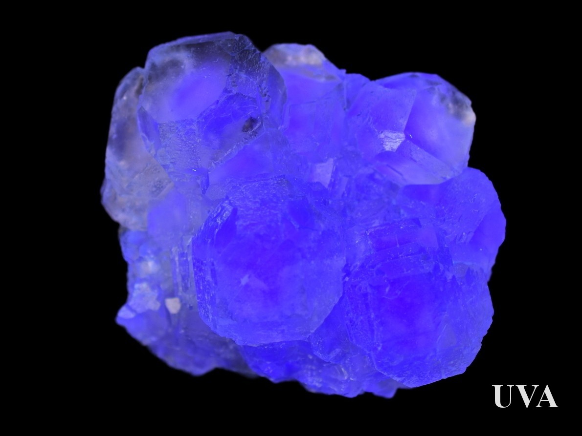 UV aktivní fluorit s modrofialovým světelným projevem.