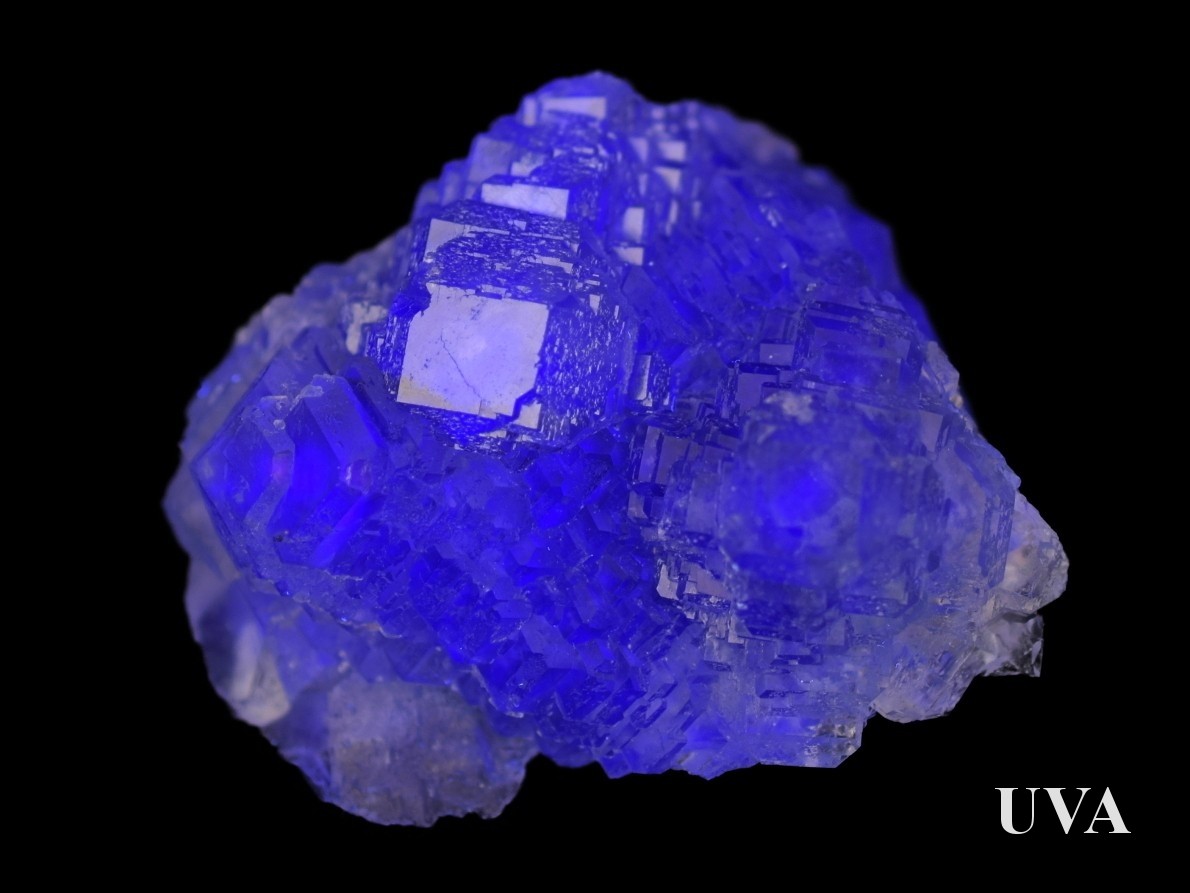 Fluorit z Hunanu s intenzivní UV luminiscencí v chladných tónech.