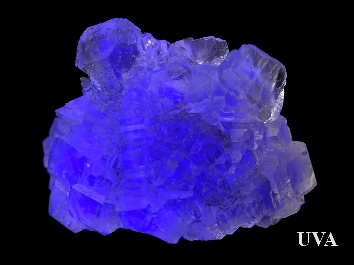 Fluorit z Číny pod UV světlem září modrofialovým tónem.