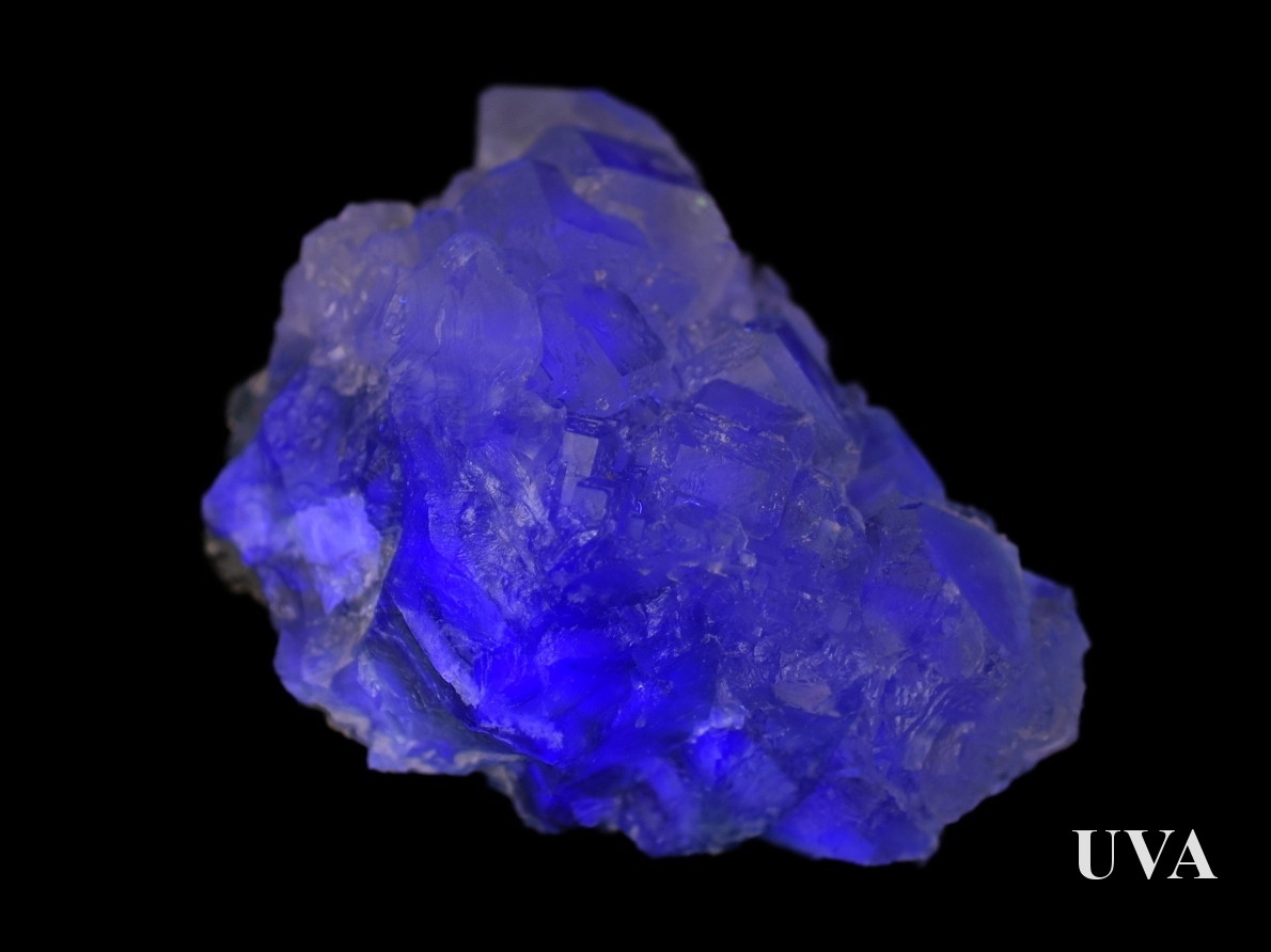Modrofialová UV luminiscence sběratelského fluoritu z Hunanu.
