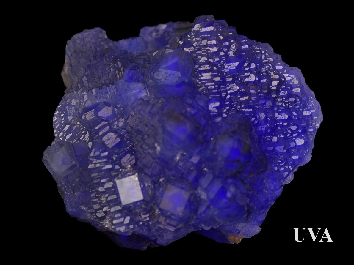 UV aktivní fluorit z čínského dolu Xianghualing.