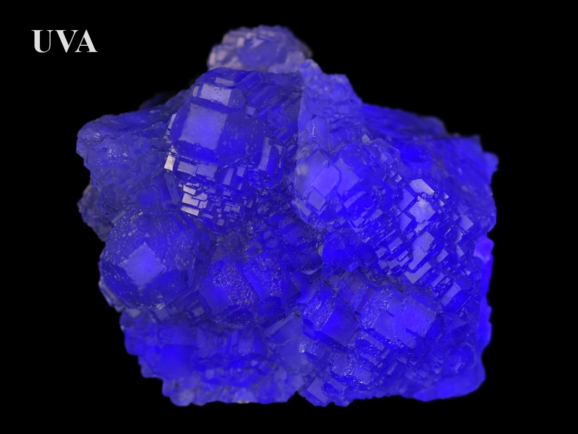 UV aktivní fluorit z Hunanu s modrofialovým světelným efektem.