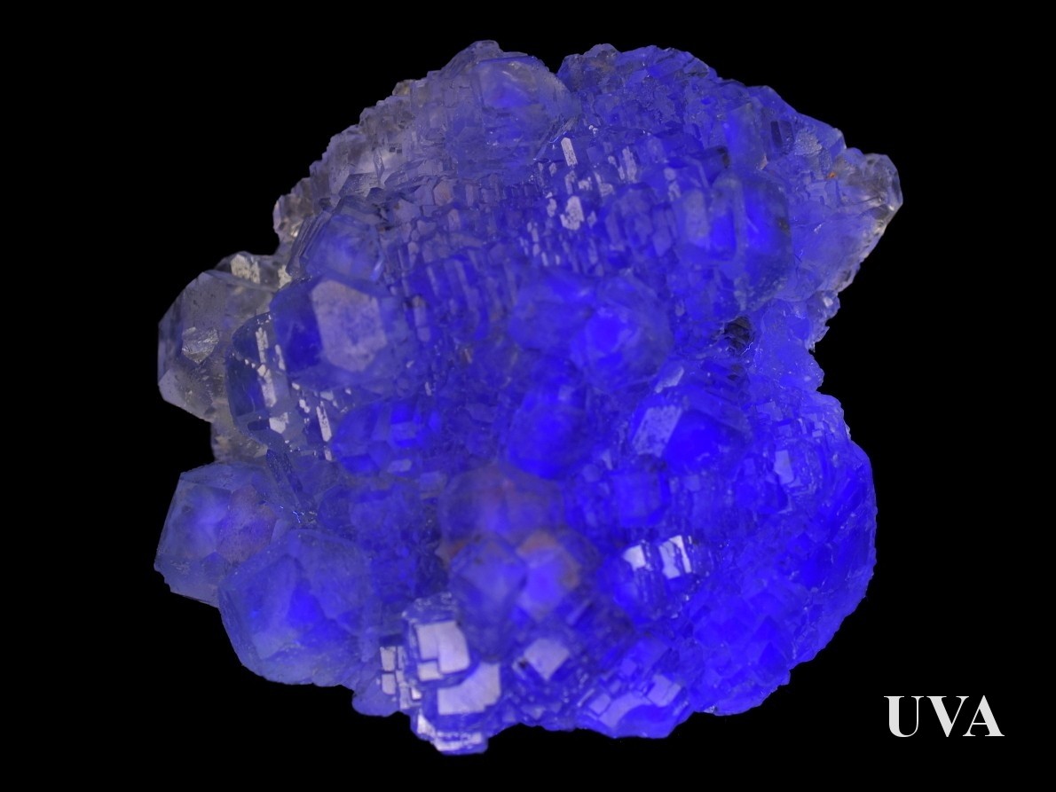 Fluorit s modrofialovou září z provincie Hunan pod UV lampou.