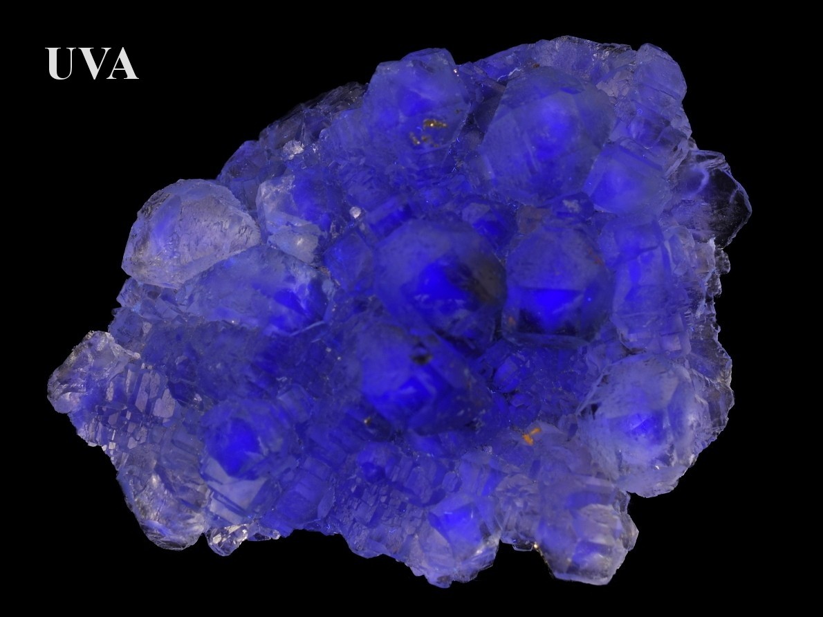 Modrofialový UV efekt u sběratelského fluoritu Xianghualing.