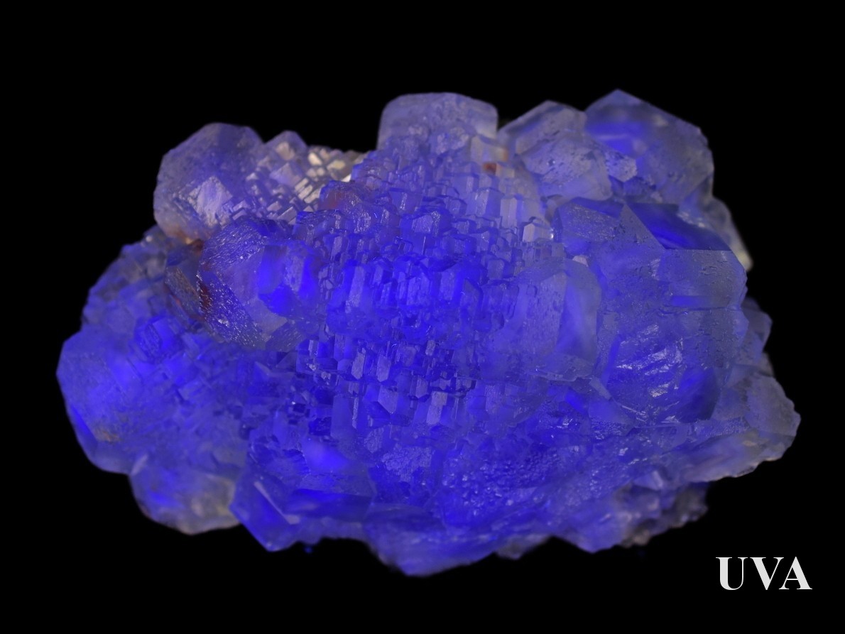 Fluorit Xianghualing s modrou a fialovou UV luminiscencí.