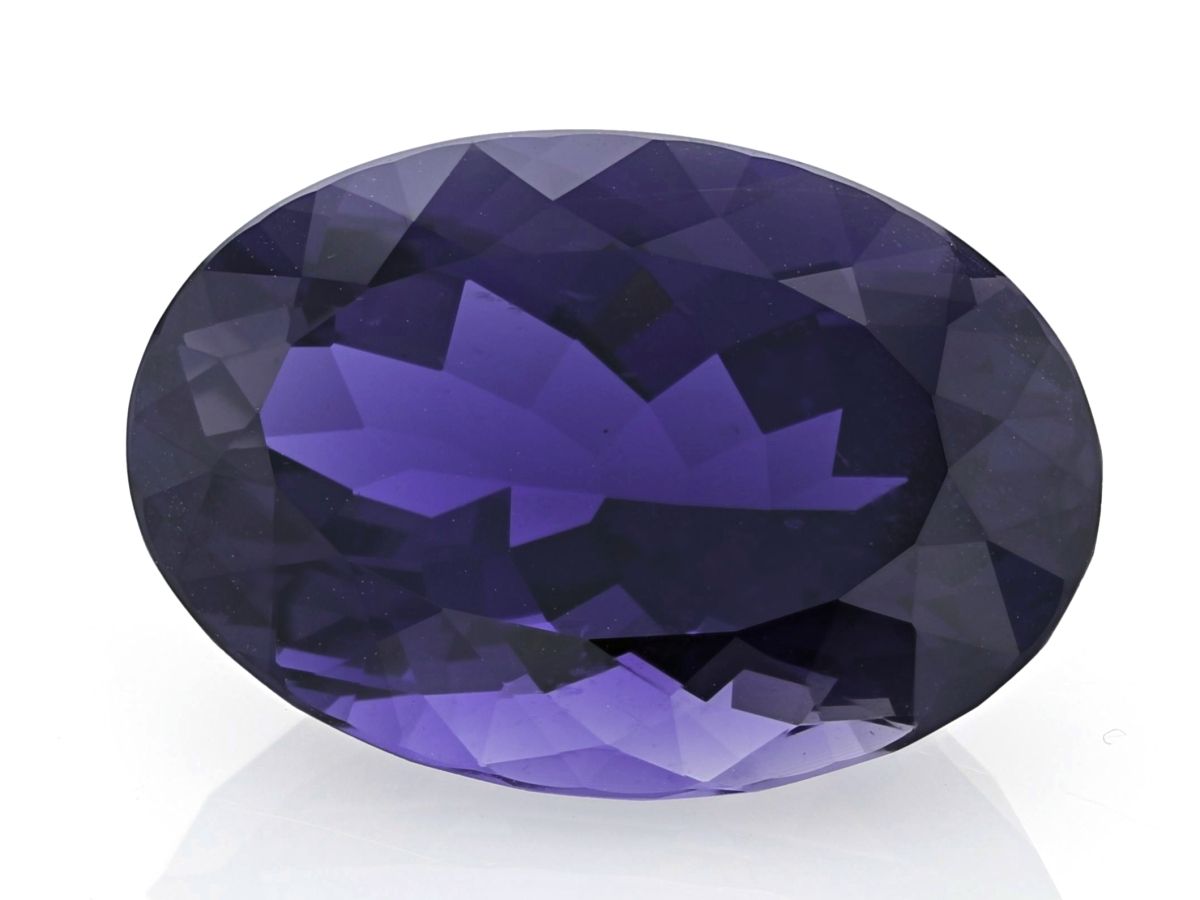 Přírodní cordierit neboli iolit z Indie, oválný kámen s výraznými fazetami o hmotnosti 63,83 ct.