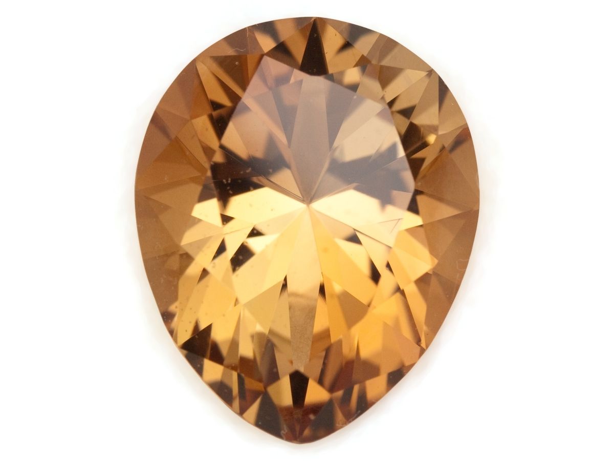 Zlatavě žlutý topaz z Mexika, broušený kámen ve tvaru kapky o hmotnosti 8,87 ct.