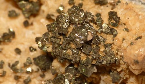 chalcopyrite-dolomite-krystaly