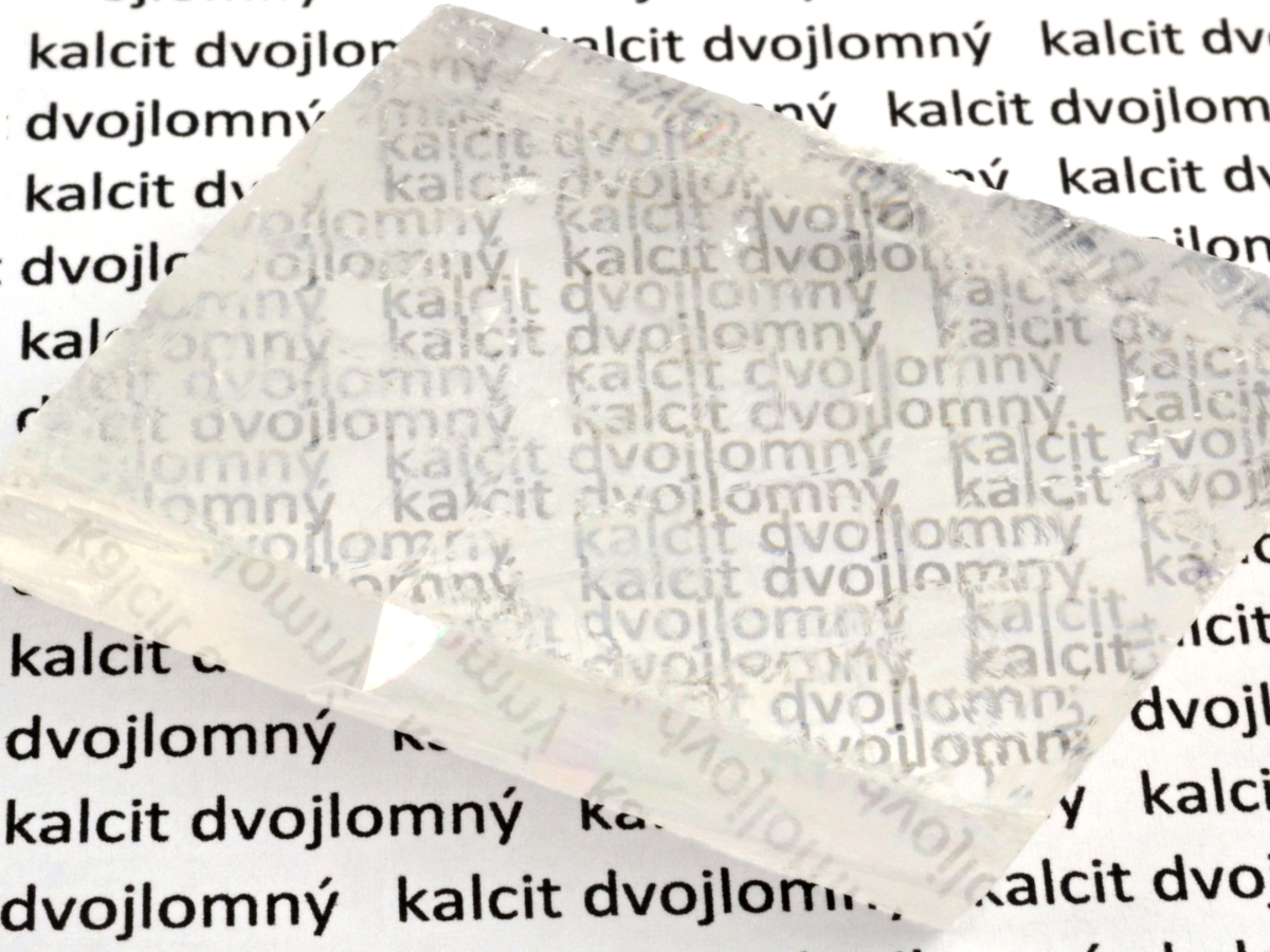 Průhledný optický kalcit s výrazným efektem dvojlomu, ideální pro sběratele minerálů.