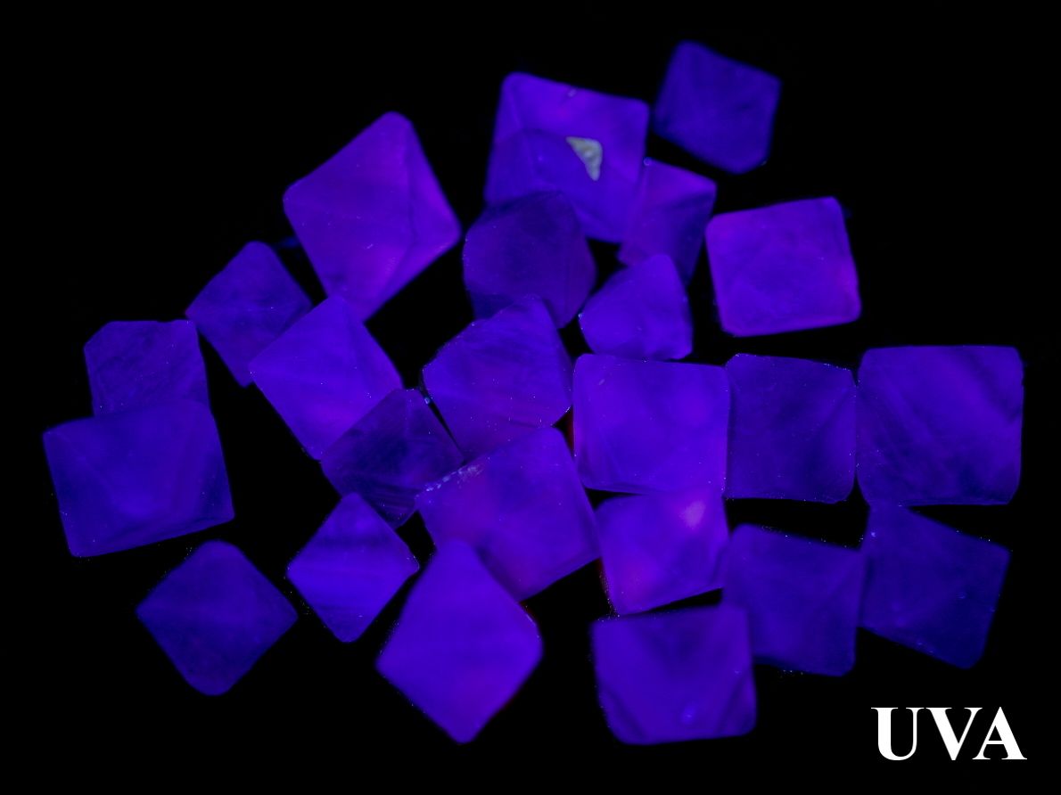 fluorit-krystaly-fialovy-50g-UV
