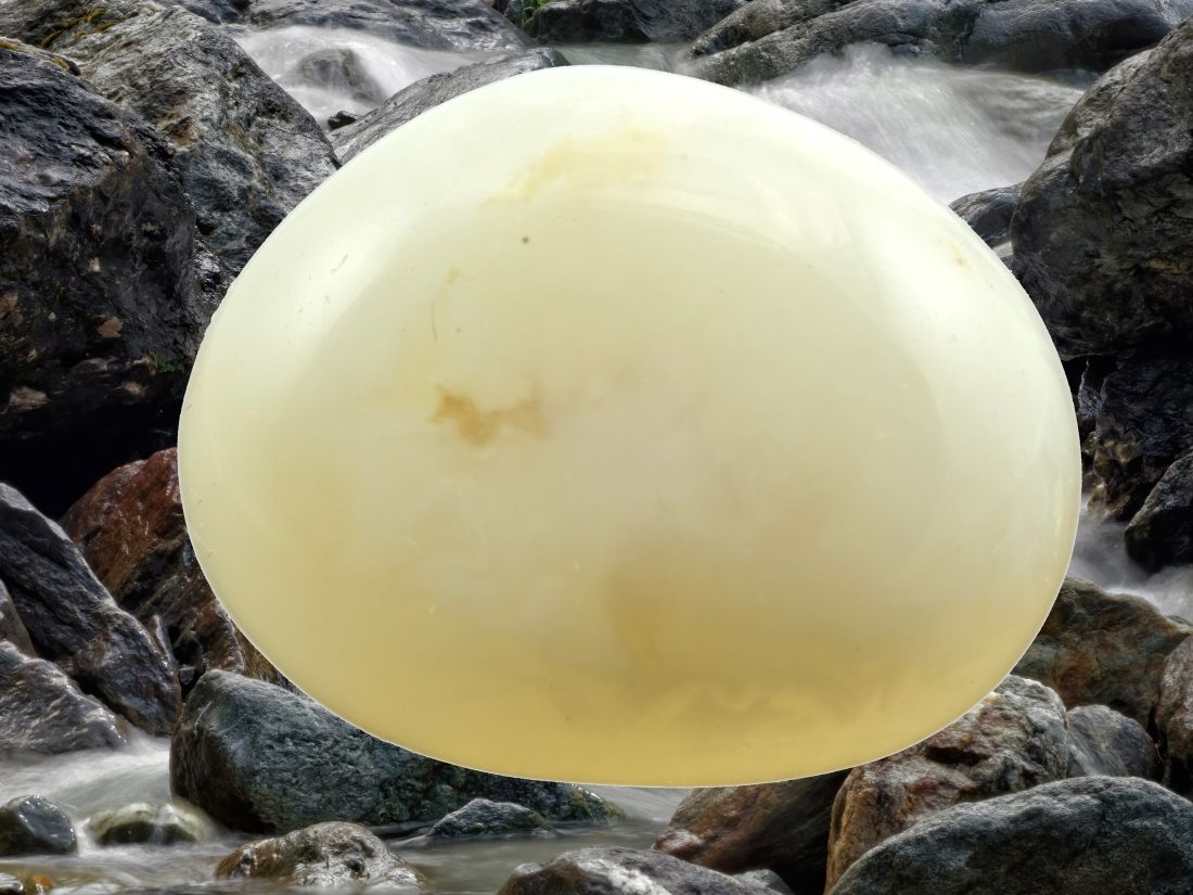 Přírodní bílý achát, jemně krémový a lesklý, kámen klidu a pozitivní energie.