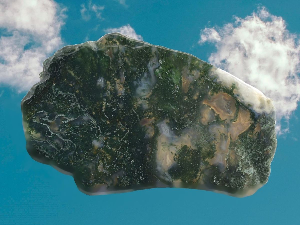 Mechový achát s inkluzemi zelených minerálů, kámen přírodní harmonie a klidu.