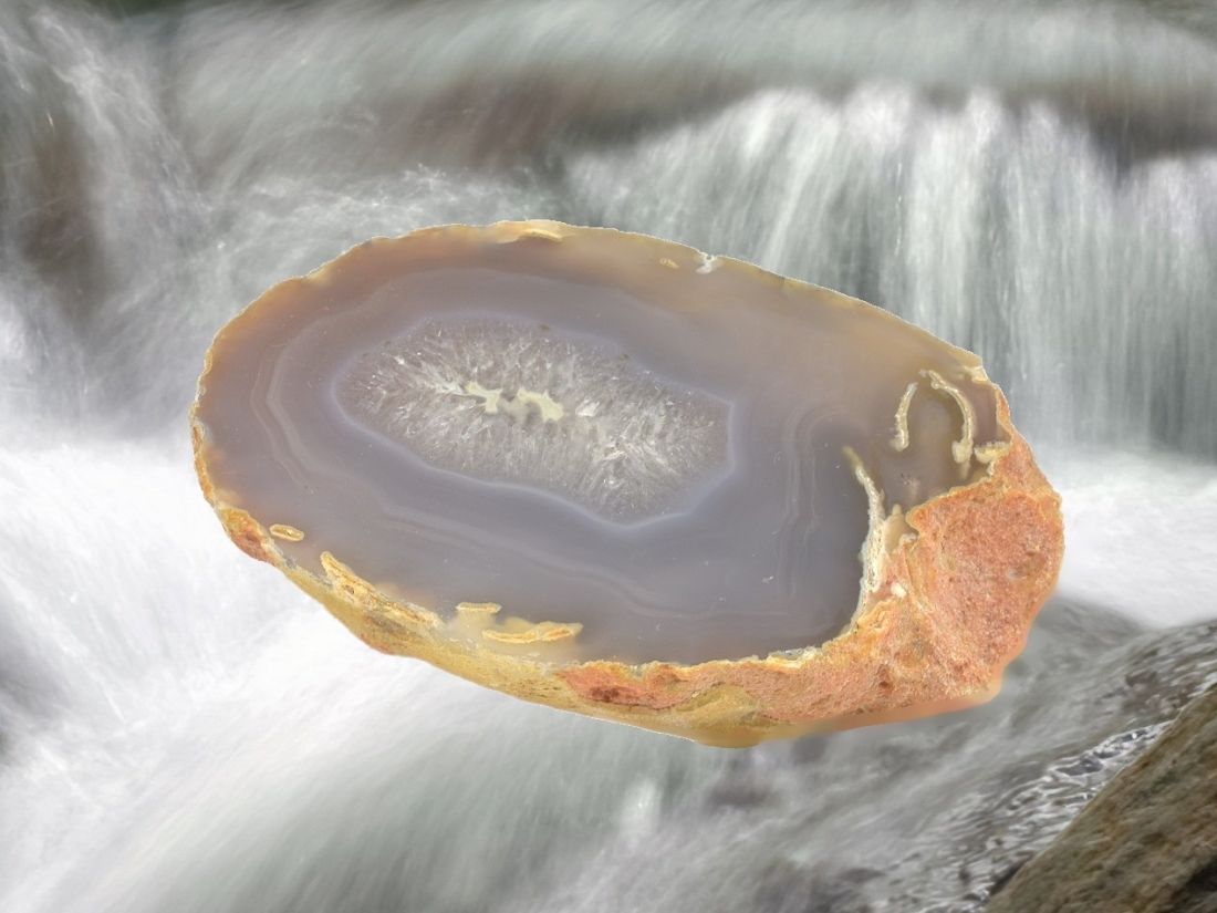 Přírodní šedý achát, decentní kresba, kámen klidu a duchovního vyrovnání.