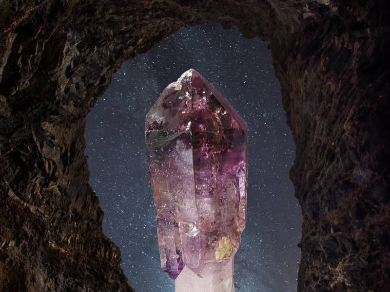 Krystal ametystu v jeskyni