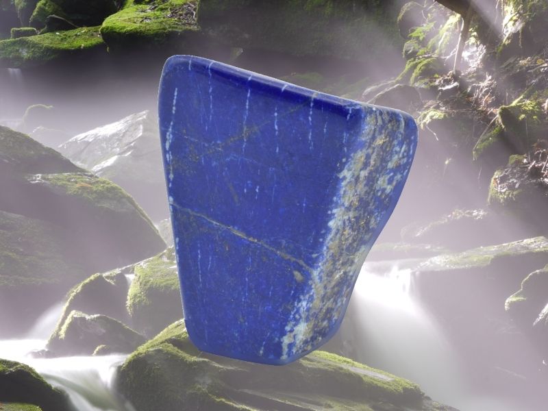 Kámen lapis lazuli v přírodě u vodopádu