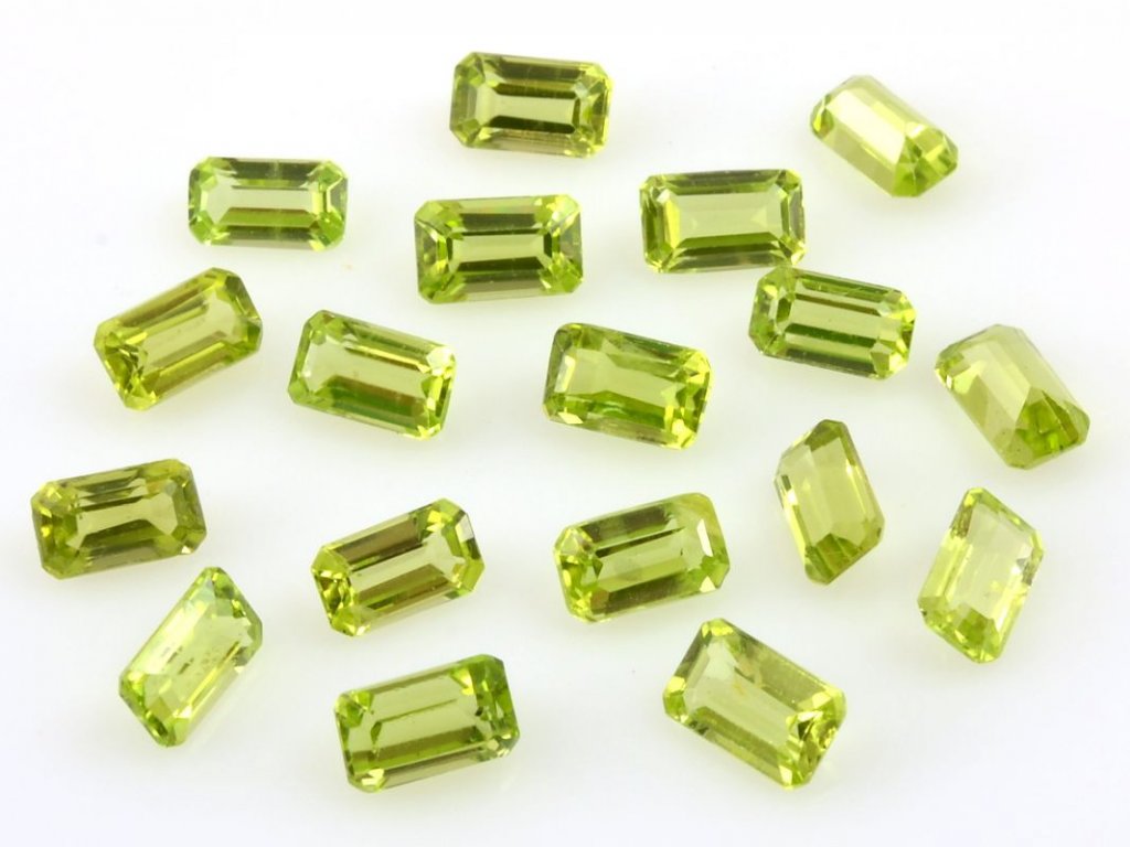 Broušené olivíny kvality AAA v octagon tvaru, zelené, bez úprav, rozměr 5 × 3 mm.