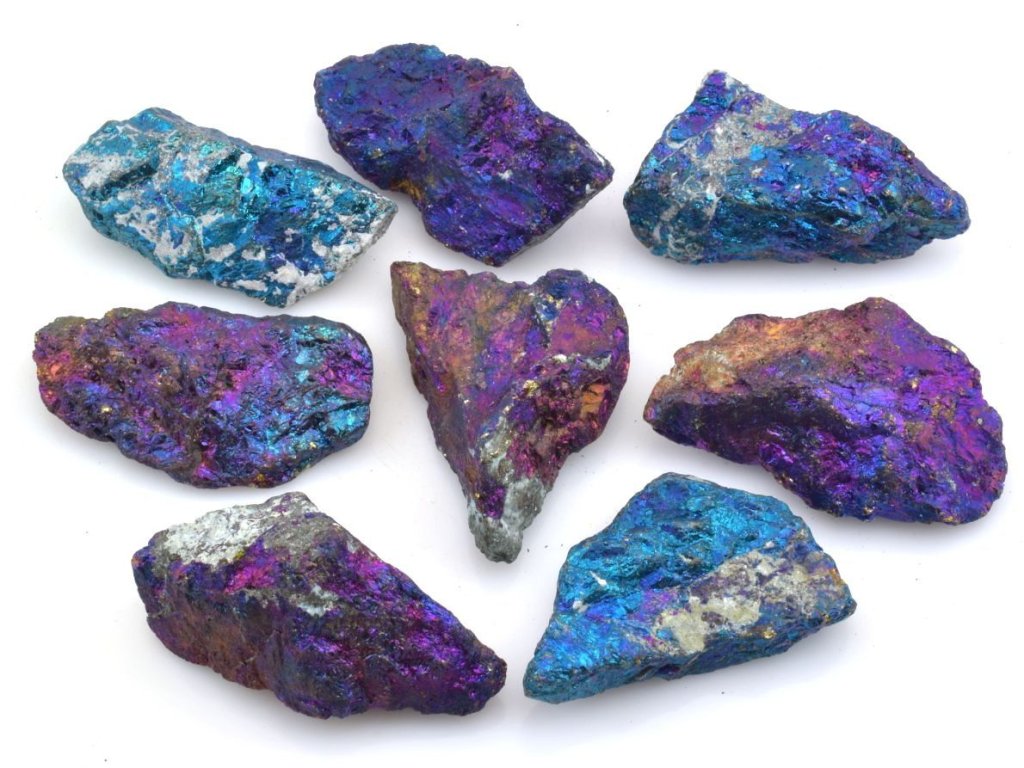 Bornit z Mexika s výraznou iridiscencí, ukázka minerálů o velikosti 3–4 cm a hmotnosti 20–50 g.