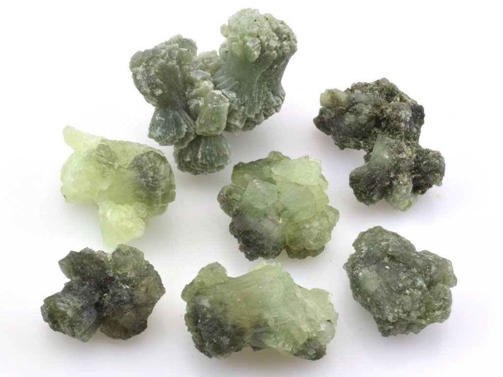Prehnit z Maroka v balení po 20 g, světle i tmavě zelené krystaly různých tvarů.