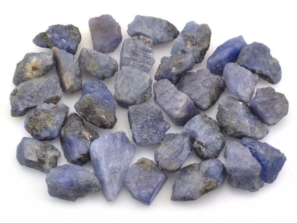 Surový modrofialový tanzanit z Tanzanie o hmotnosti 2–3 g a velikosti 10–20 mm.