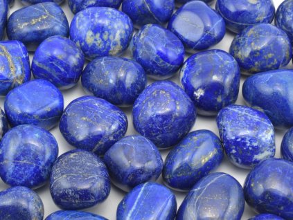 Hladké tromlované intenzivně modré kameny lapisu lazuli původem z Afghánistánu.