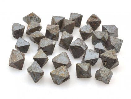 Volné krystaly magnetitu z Brazílie ve tvaru osmistěnů, velikost 5 až 7 mm.