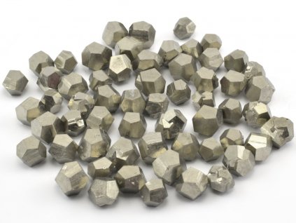 Pyritové krystaly 0,5–1,0 cm s pětiúhelníkovými tvary, vhodné pro mineralogické sbírky.