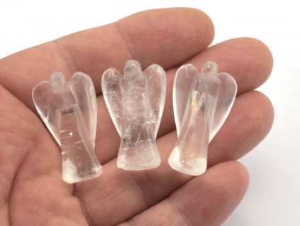 Ochranní andělé z přírodního křišťálu, výška 3–3,5 cm, ručně broušené figurky z Brazílie.