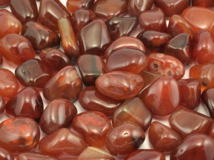 Tromlované brazilské karneoly s tmavými oranžovo-červenými tóny.